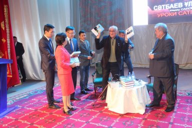 Жазушы Медеу СӘРСЕКЕ Сәтбаев қаласында. Сәуір, 2018 жыл