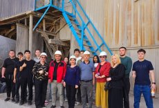 ҰЛЫТАУ ОБЛЫСЫ КӘСІПКЕРЛЕР ПАЛАТАСЫНЫҢ ҚЫЗМЕТКЕРЛЕРІ СТУДЕНТТЕРГЕ ТЕМІР-БЕТОН ЗАУЫТЫНА ЭКСКУРСИЯ ҰЙЫМ