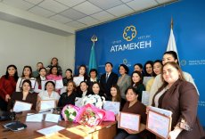 ҰЛЫТАУ ОБЛЫСЫНДА &laquo;ӘЛЕУМЕТТІК КӘСІПКЕРЛІК&raquo; ЖӘНЕ &laquo;МЕНТОРЛЫҚ&raquo; КУРСТАРЫНЫҢ ТҮЛЕКТЕРІНЕ СЕРТИФИКАТТАР ТАБ