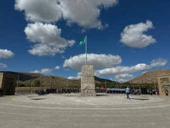 ​ЖЕЛБІРЕЙДІ КӨКБАЙРАҚ ҰЛЫТАУДЫҢ ТӨРІНДЕ